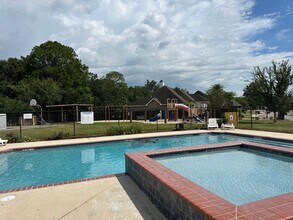 1001 Southlake Cir in Youngsville, LA - Building Photo - Building Photo