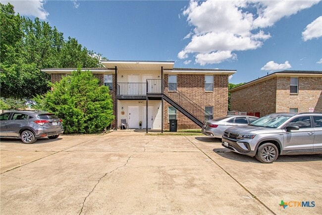 property at 2018 Cedarhill Dr