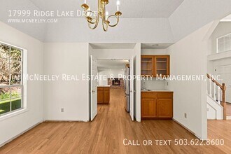 17999 Ridge Lake Dr in Lake Oswego, OR - Building Photo - Building Photo
