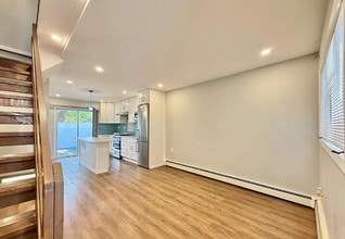 90 Hickory Ave in Staten Island, NY - Foto de edificio - Building Photo