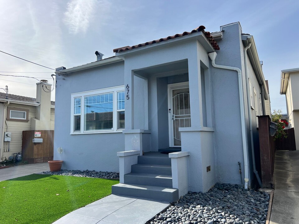 675 Easton Ave in San Bruno, CA - Building Photo