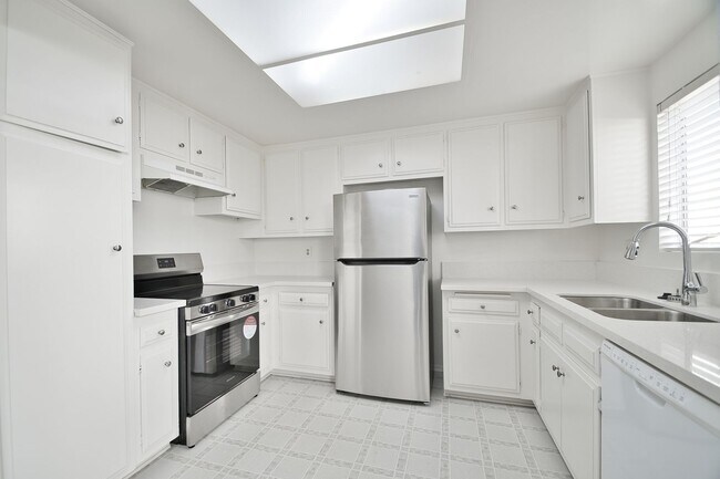 2120 Ernest Ave in Redondo Beach, CA - Foto de edificio - Building Photo