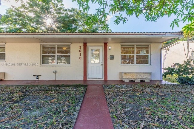 1010 N 69th Way in Hollywood, FL - Foto de edificio - Building Photo