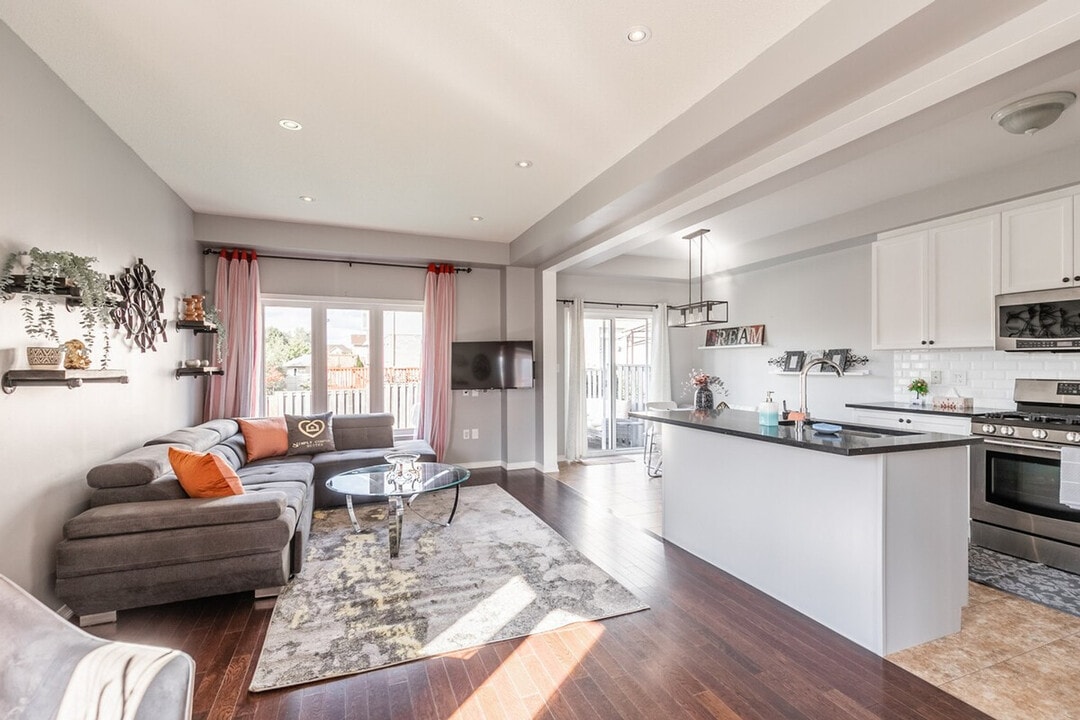 825 N Service Rd in Hamilton, ON - Building Photo