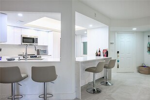 592 Beachwalk Cir in Naples, FL - Building Photo