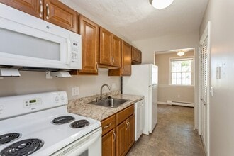 Arbor Commons in Ellington, CT - Foto de edificio - Building Photo