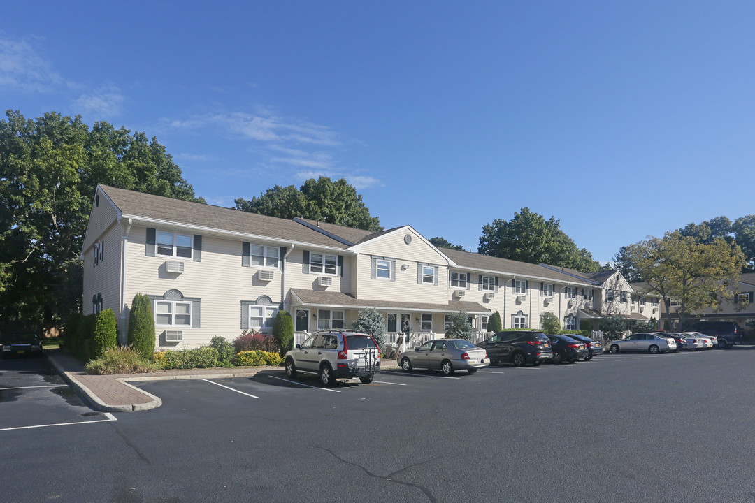 Fairfield Country Club Gardens in East Islip, NY - Building Photo