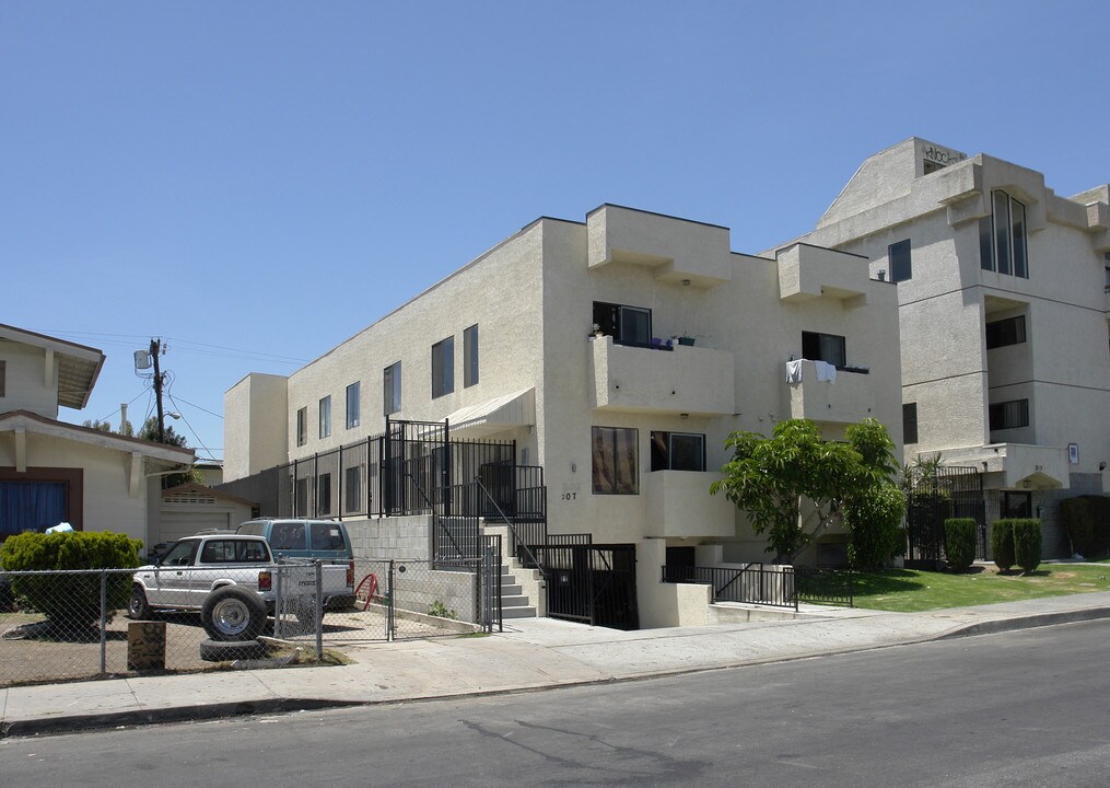 207 N Mariposa Ave in Los Angeles, CA - Building Photo