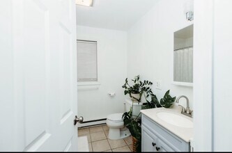 41 Hilltop Ave, Unit 2 in Middletown, RI - Foto de edificio - Building Photo