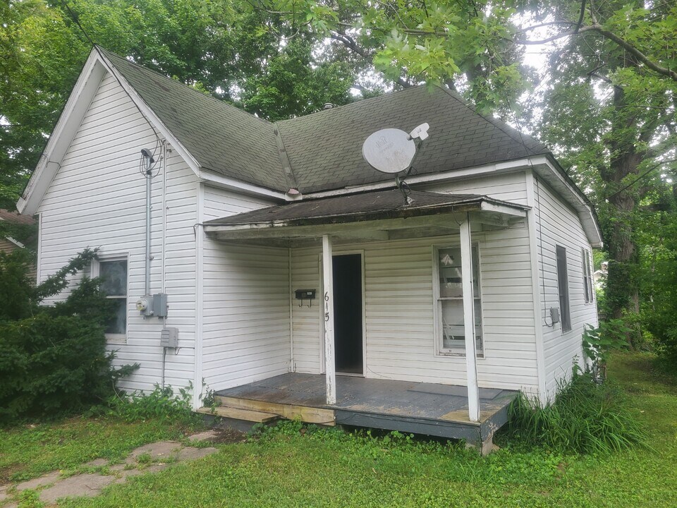 615 N Almond St in Carbondale, IL - Building Photo