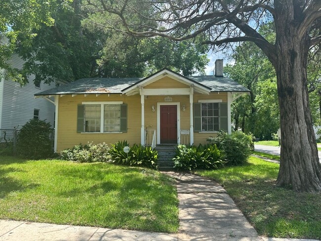 property at 559 Gladstone Blvd