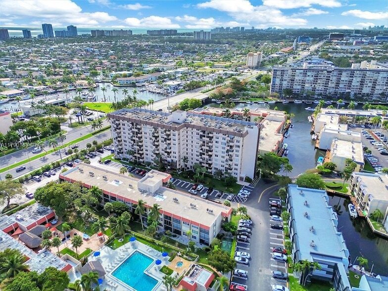 777 S Federal Hwy, Unit RP405 in Pompano Beach, FL - Building Photo