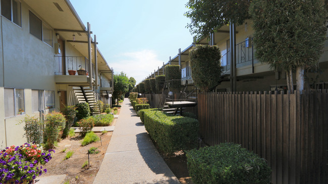 Whitney Mission Apartments in Carmichael, CA - Foto de edificio - Building Photo