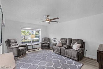 5301 Shalley Cir E in Ft. Myers, FL - Building Photo - Building Photo
