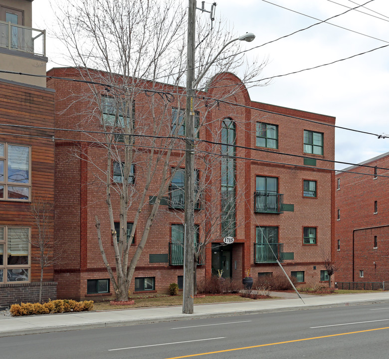 1715 Kingston Rd in Toronto, ON - Building Photo