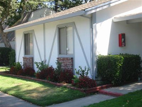 Auburn Village in Sacramento, CA - Building Photo - Building Photo