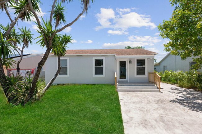 720 McIntosh St in West Palm Beach, FL - Building Photo - Building Photo