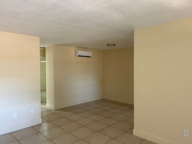 1561 NE 8th St, Unit 6 in Homestead, FL - Foto de edificio - Building Photo