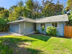 1107 Meadowview Ct in West Linn, OR - Building Photo - Building Photo