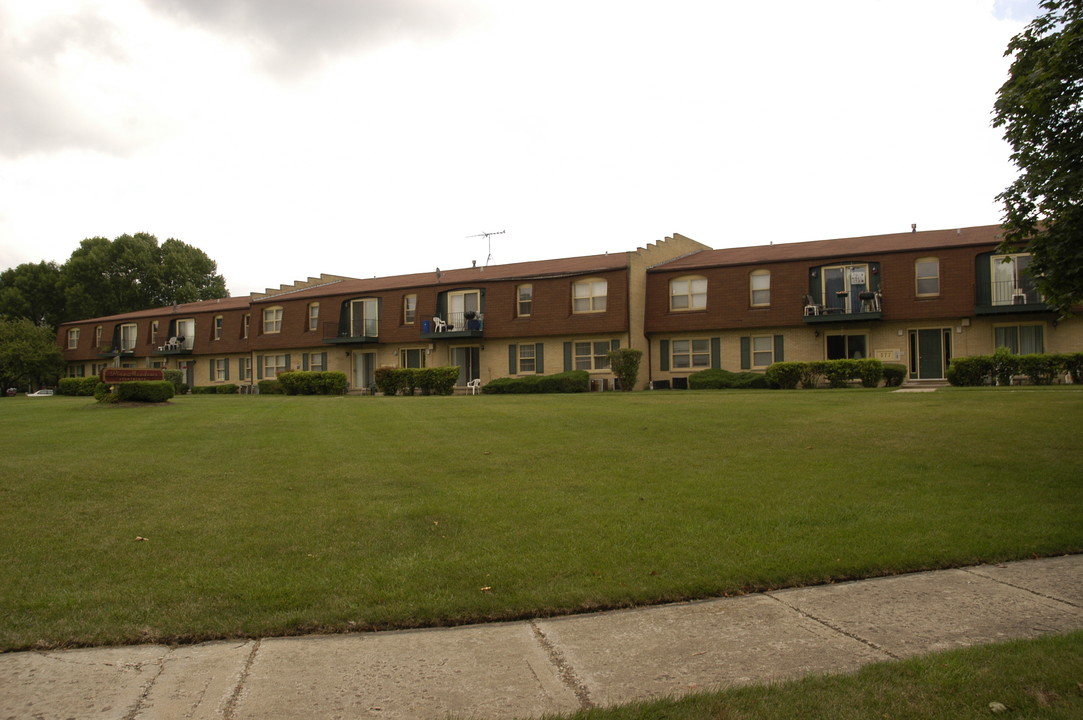 Pine Meadows Apartments in Aurora, IL - Building Photo