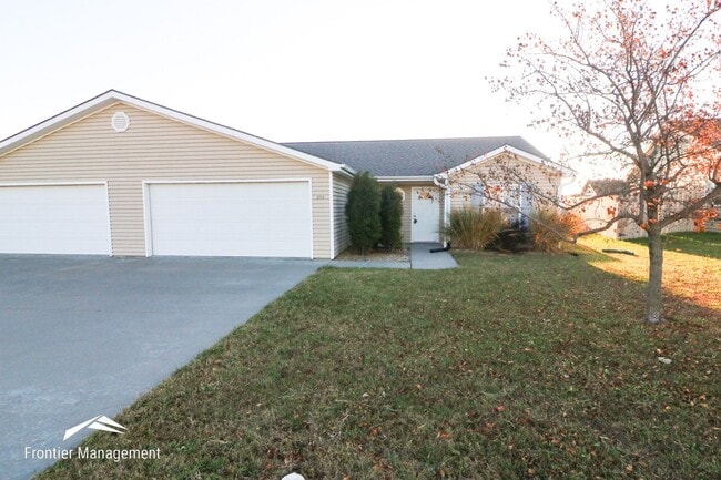 524 Stone Pointe Dr in Manhattan, KS - Building Photo - Building Photo