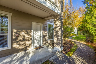 22663 NE Alder Crest Dr, Unit 102 in Redmond, WA - Foto de edificio - Building Photo