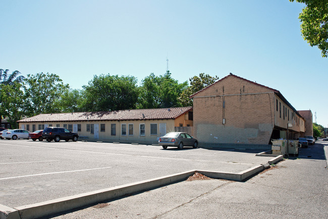 Royal Court Apartments in Fresno, CA - Foto de edificio - Building Photo