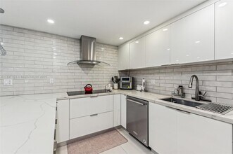 121 Crandon Blvd, Unit 251 in Key Biscayne, FL - Building Photo - Building Photo