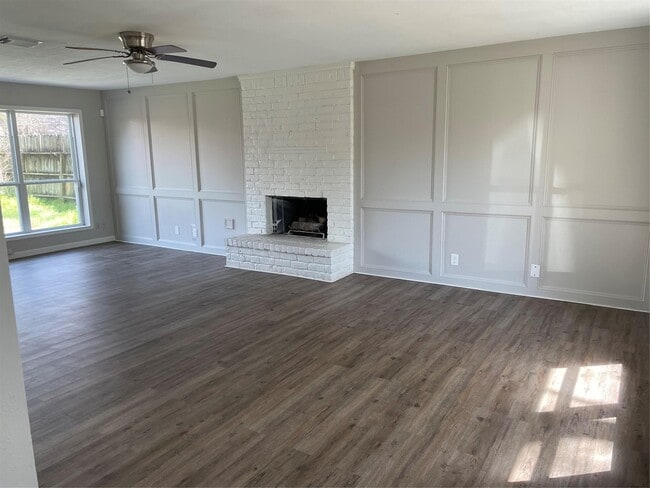 24118 Spring Mill Ln in Spring, TX - Foto de edificio - Building Photo