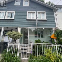 1813 Gerrard St E in Toronto, ON - Building Photo