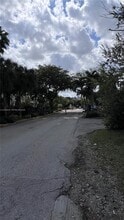 8290 Lake Dr in Doral, FL - Building Photo - Building Photo