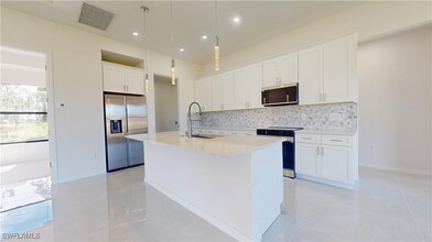 2425 NW 24th St in Cape Coral, FL - Building Photo - Building Photo