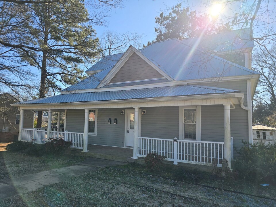 228 Charlotte Ave in Sanford, NC - Building Photo