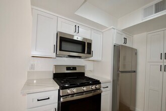 10914 Camarillo St, Unit 03 in Los Angeles, CA - Building Photo - Building Photo