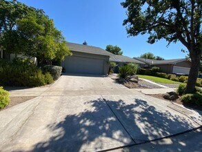 8296 N Raisina Ave in Fresno, CA - Building Photo - Building Photo