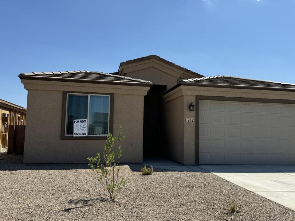 1712 Red Sage Wy in Fort Mohave, AZ - Foto de edificio