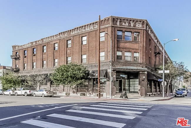 property at 215 S Santa Fe Ave