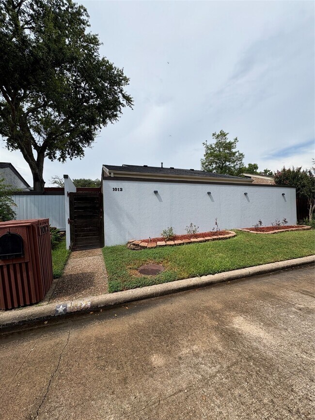 property at 1012 Fleetwood Pl Dr