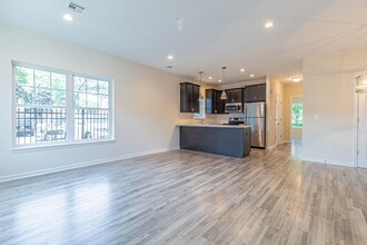 1C1 Robert Ct in Amityville, NY - Building Photo - Building Photo