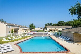 Hamilton Court East Apartments in Bensalem, PA - Building Photo