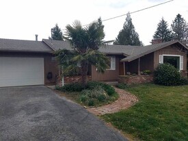 615 Beverly Way in Jacksonville, OR - Building Photo