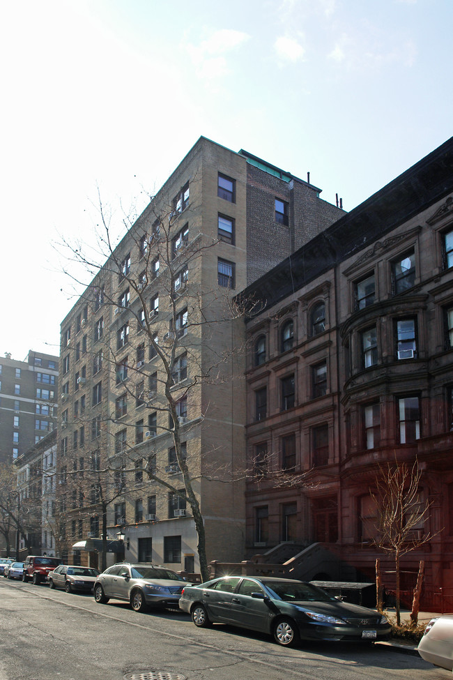 28 W 69th St in New York, NY - Building Photo - Building Photo