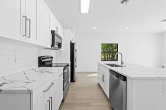 2810 NW 7th St in Fort Lauderdale, FL - Building Photo - Building Photo