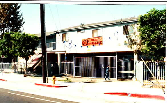 Woodman Apartments in Van Nuys, CA - Building Photo - Building Photo