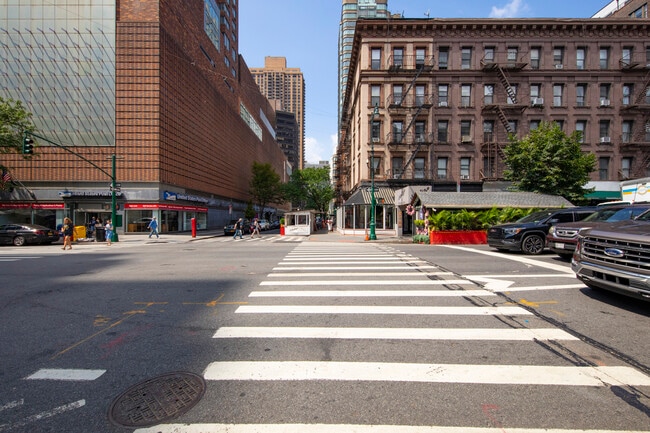 101 W 68th St in New York, NY - Building Photo - Building Photo