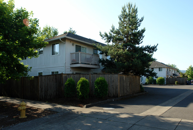 1610-1642 W Broadway St in Eugene, OR - Building Photo - Building Photo