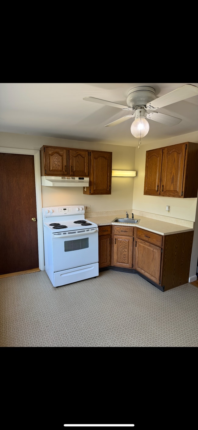767 Lisbon St, Unit Front First Floor Unit in Lewiston, ME - Building Photo - Building Photo