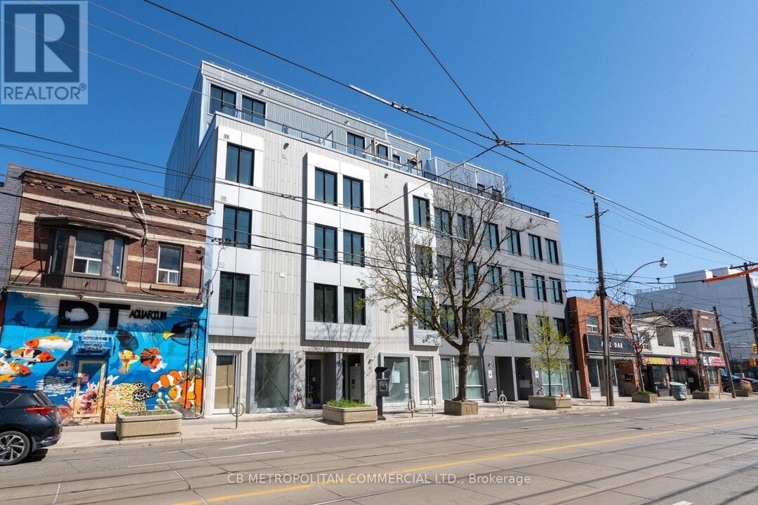 1598-1598 Queen St E in Toronto, ON - Building Photo