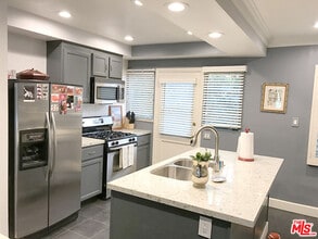 8727 Shoreham Dr in West Hollywood, CA - Building Photo - Building Photo