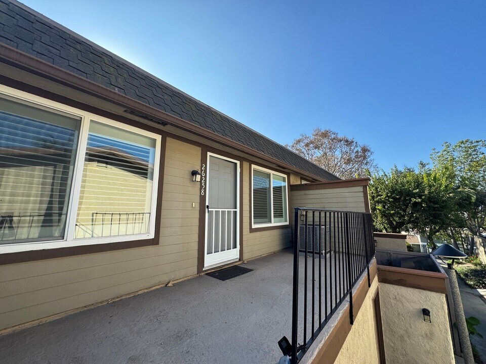 26258 Via Roble in Mission Viejo, CA - Building Photo